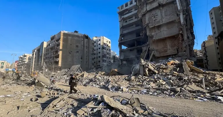 হিজবুল্লাহ-ইসরাইল সংঘর্ষের পর ইসরাইলি হামলায় বৈরুতের ক্ষতিগ্রস্ত ভবন